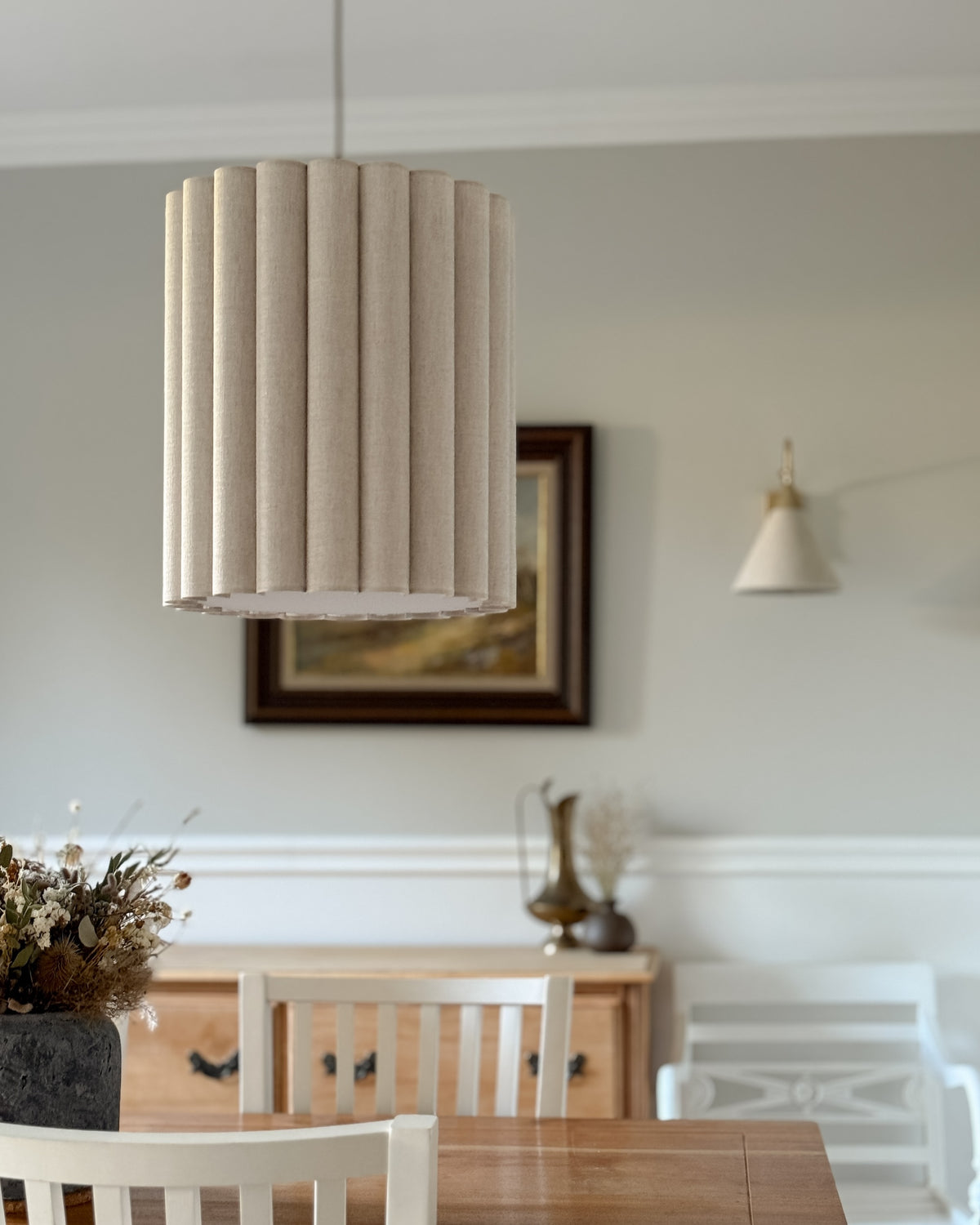 Onde I – lampa wisząca z naturalnego lnu o falowanych bokach Ø35