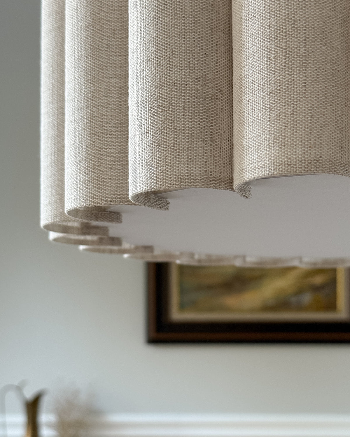 Onde I – lampa wisząca z naturalnego lnu o falowanych bokach Ø35