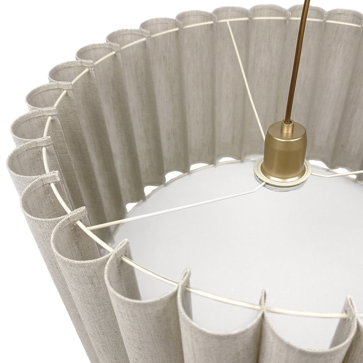 Onde II – lampa wisząca z naturalnego lnu o falowanych bokach Ø50