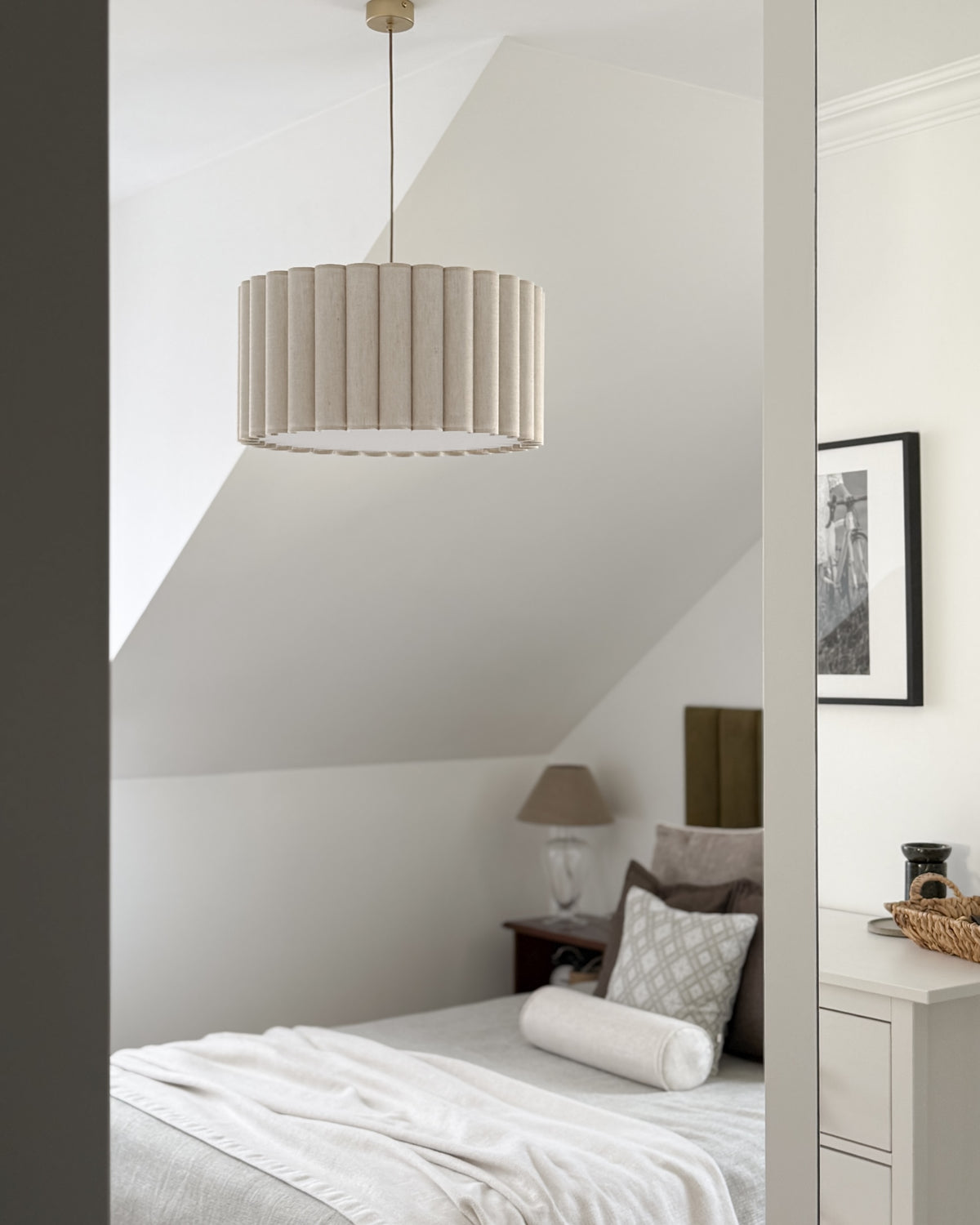 Onde II – lampa wisząca z naturalnego lnu o falowanych bokach Ø50