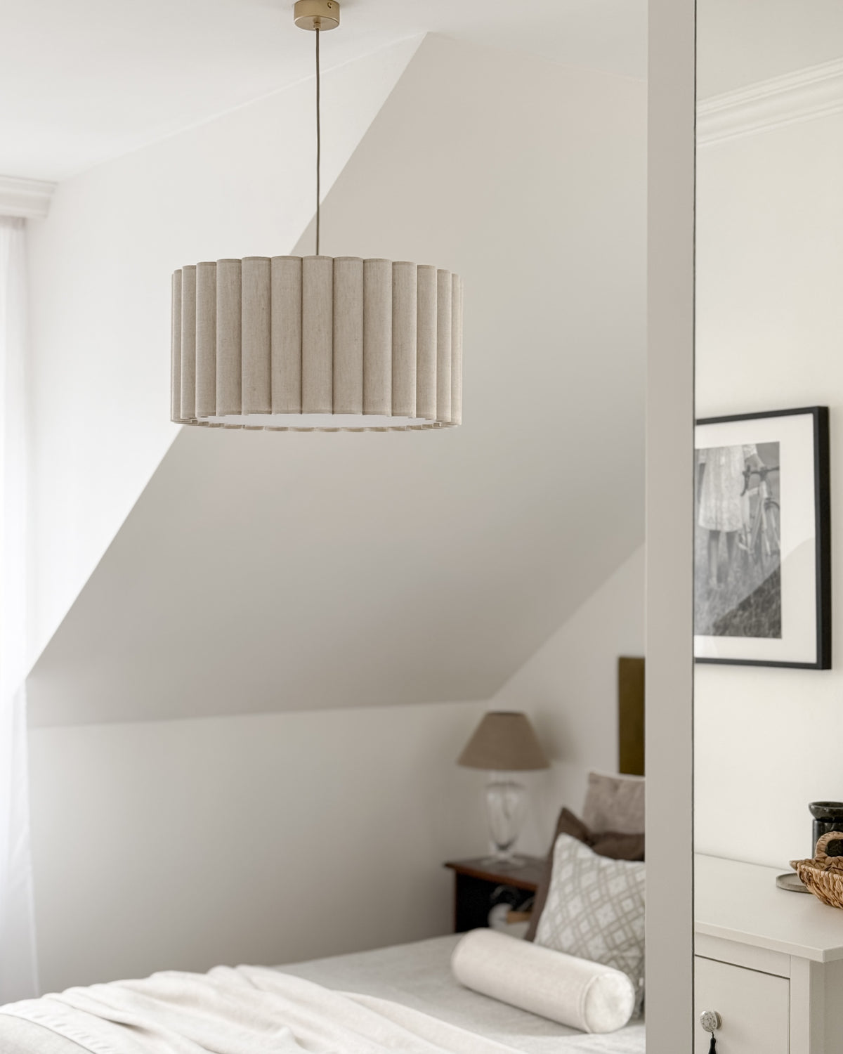 Onde II – lampa wisząca z naturalnego lnu o falowanych bokach Ø50