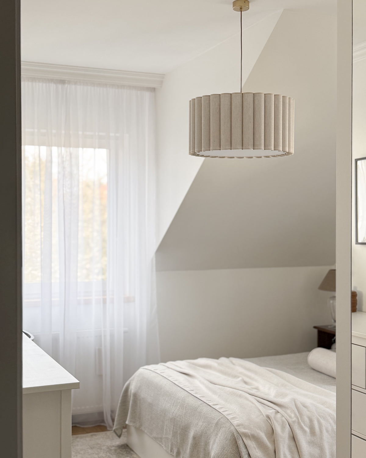 Onde II – lampa wisząca z naturalnego lnu o falowanych bokach Ø50
