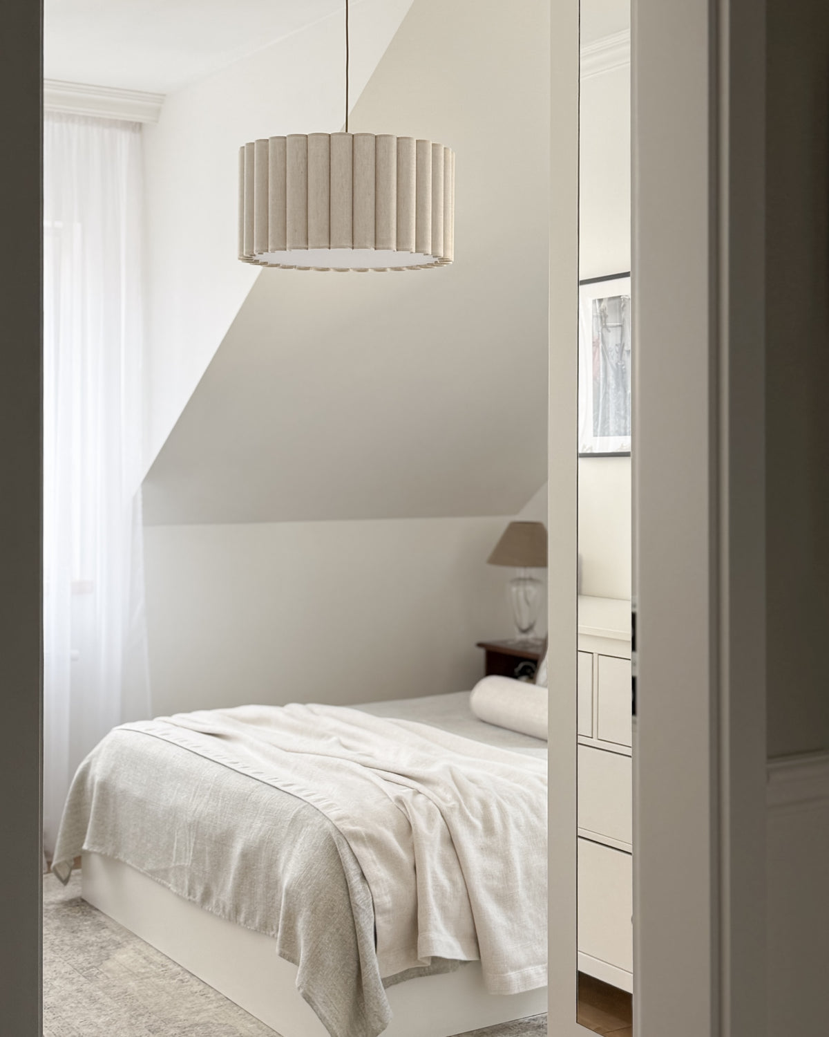 Onde II – lampa wisząca z naturalnego lnu o falowanych bokach Ø50