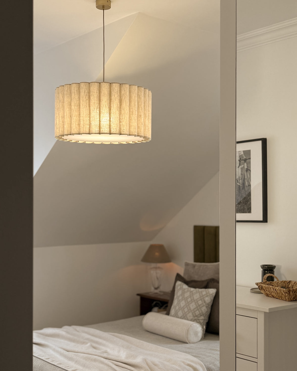 Onde II – lampa wisząca z naturalnego lnu o falowanych bokach Ø50
