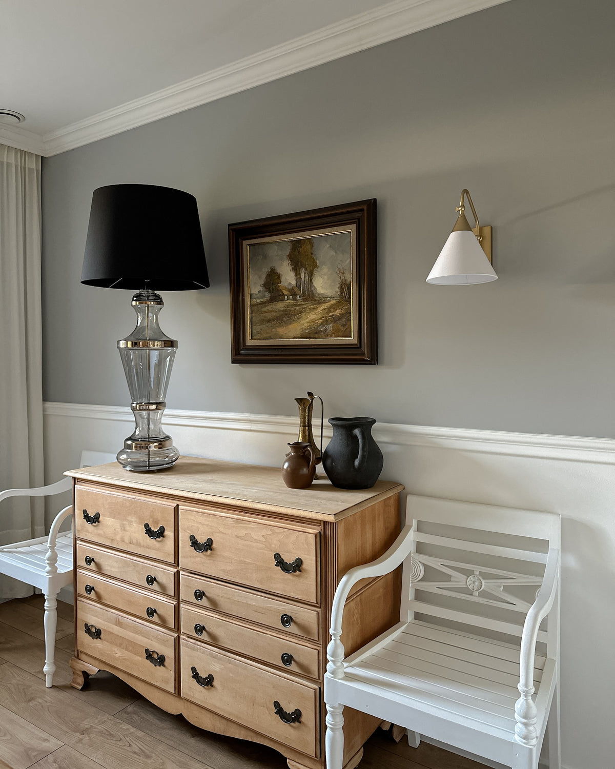 Tiara Gold – kinkiet z odchylanym abażurem z białej bawełny Ø20
