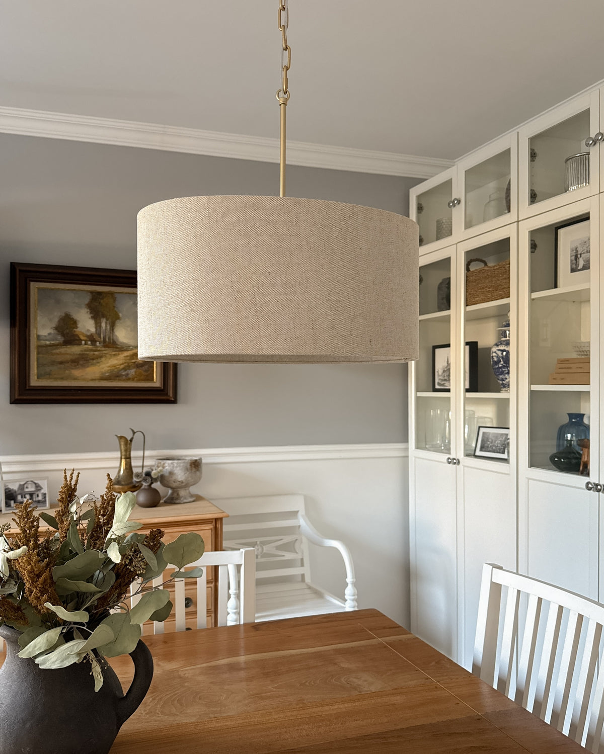 Silia Len – owalna lampa wisząca z lnianym abażurem na łańcuchu