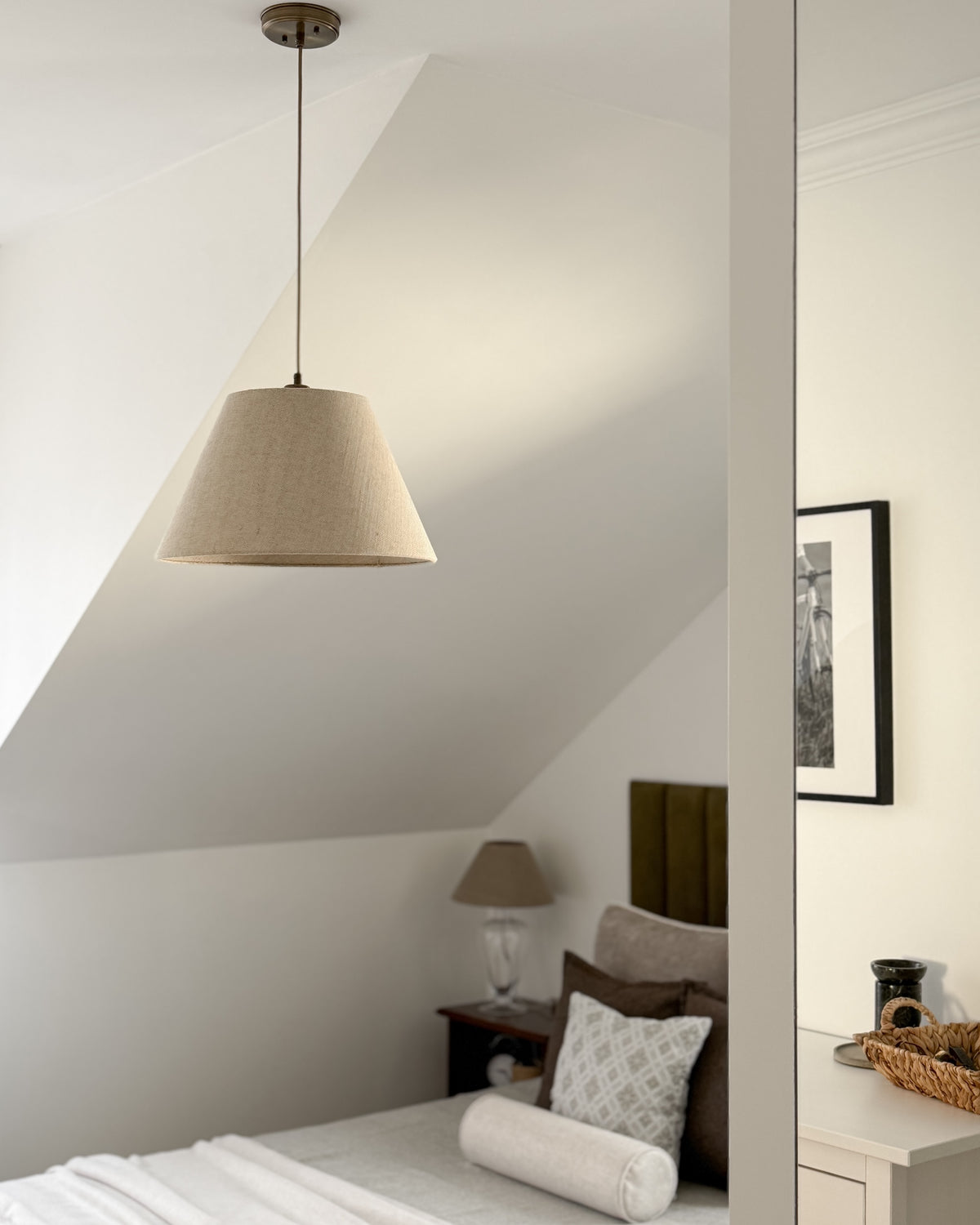 Lino Stożek – lampa wisząca z lnianym abażurem i mosiądzem Ø40