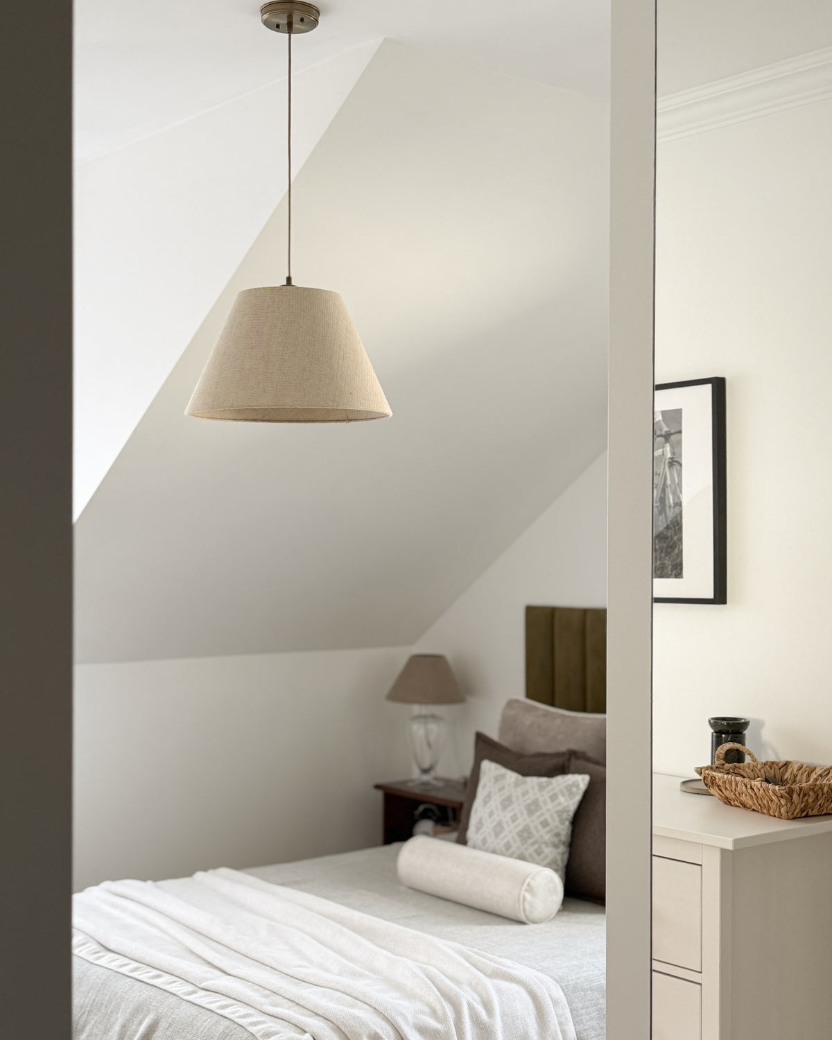 Lino Stożek – lampa wisząca z lnianym abażurem i mosiądzem Ø40