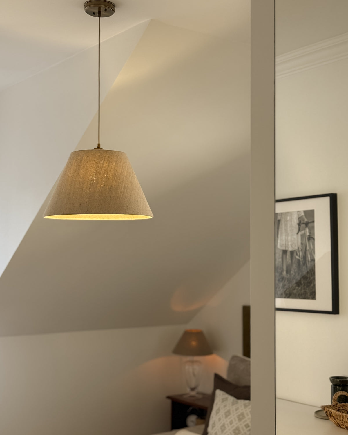 Lino Stożek – lampa wisząca z lnianym abażurem i mosiądzem Ø40