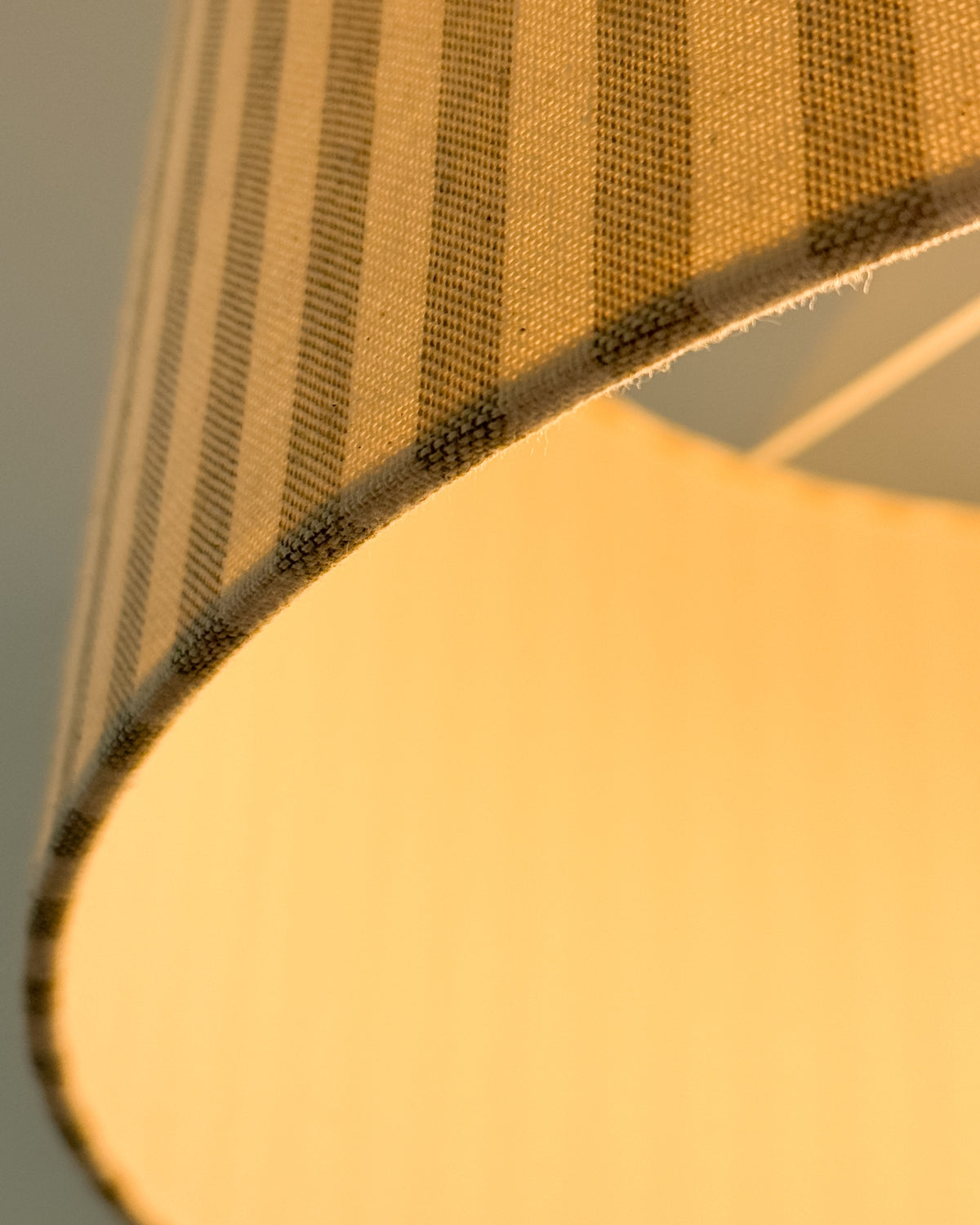 Sand Walec – lampa wisząca z abażurem w paski i mosiądzem Ø50