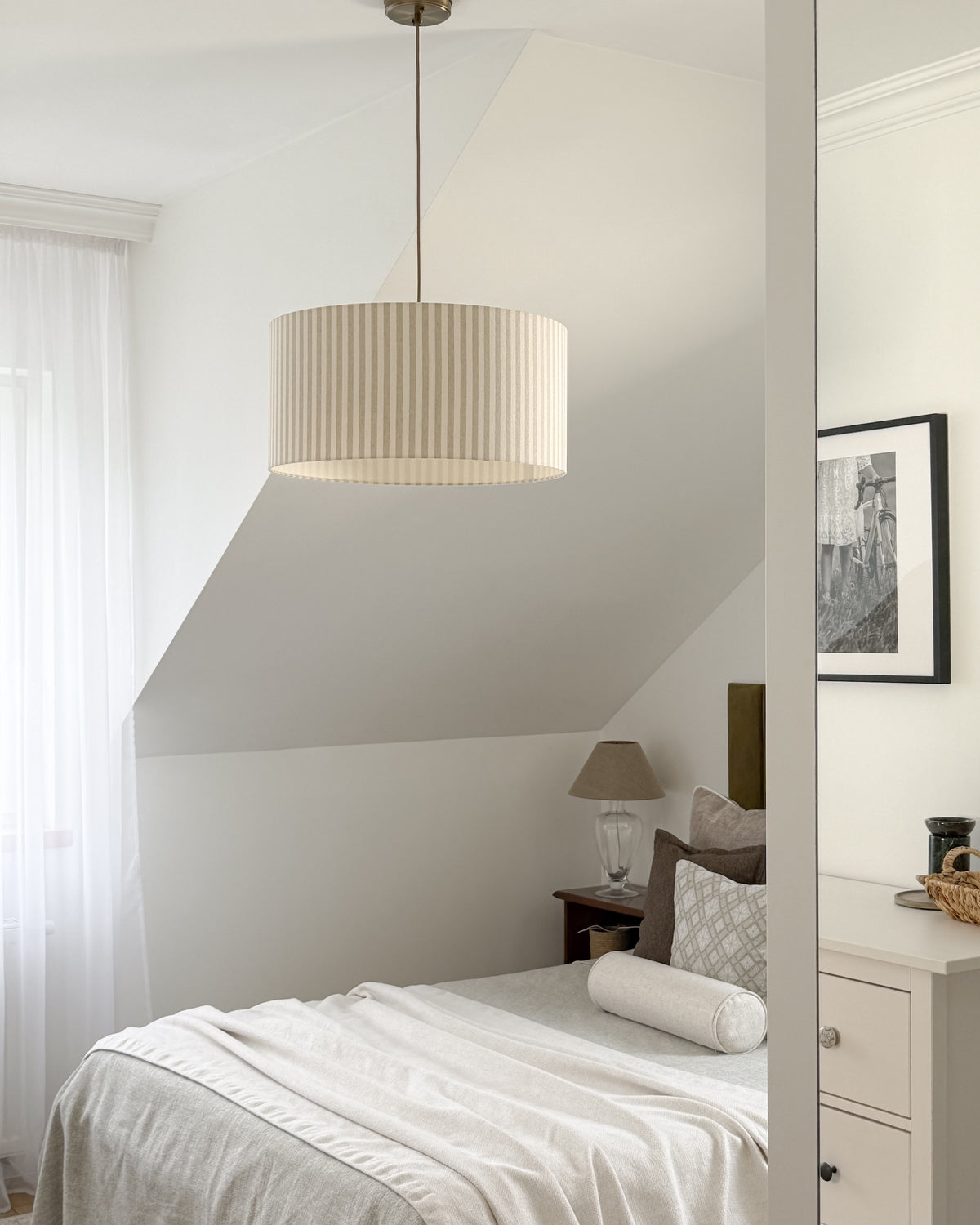 Sand Walec – lampa wisząca z abażurem w paski i mosiądzem Ø50