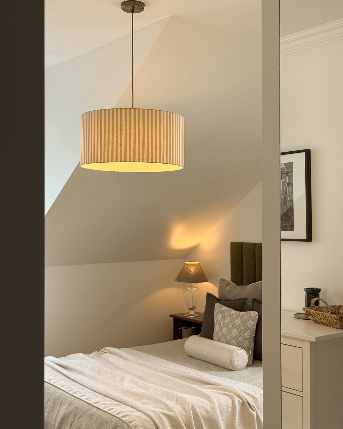 Sand Walec – lampa wisząca z abażurem w paski i mosiądzem Ø50