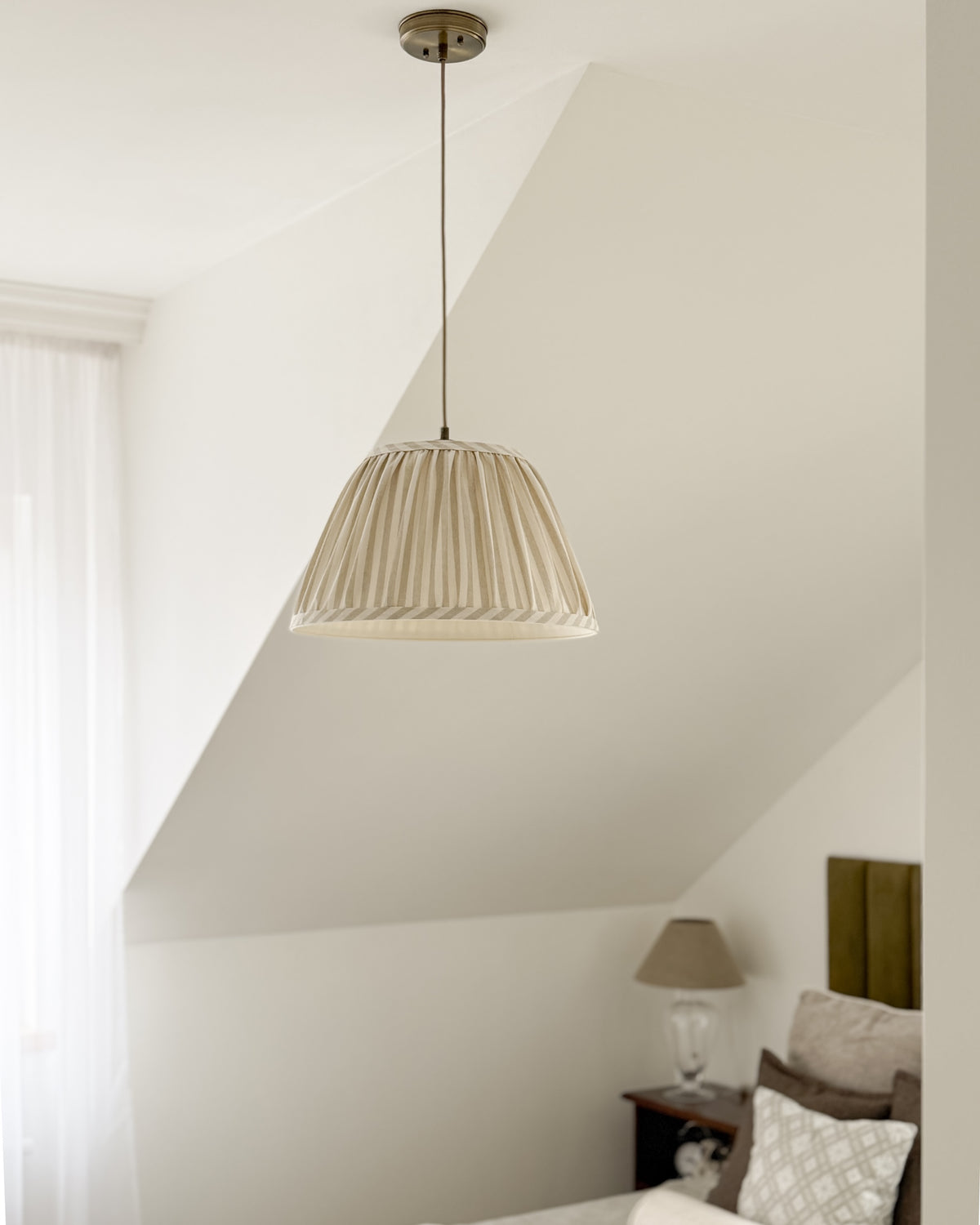 Sand Stożek – lampa wisząca z marszczonym abażurem w paski Ø40