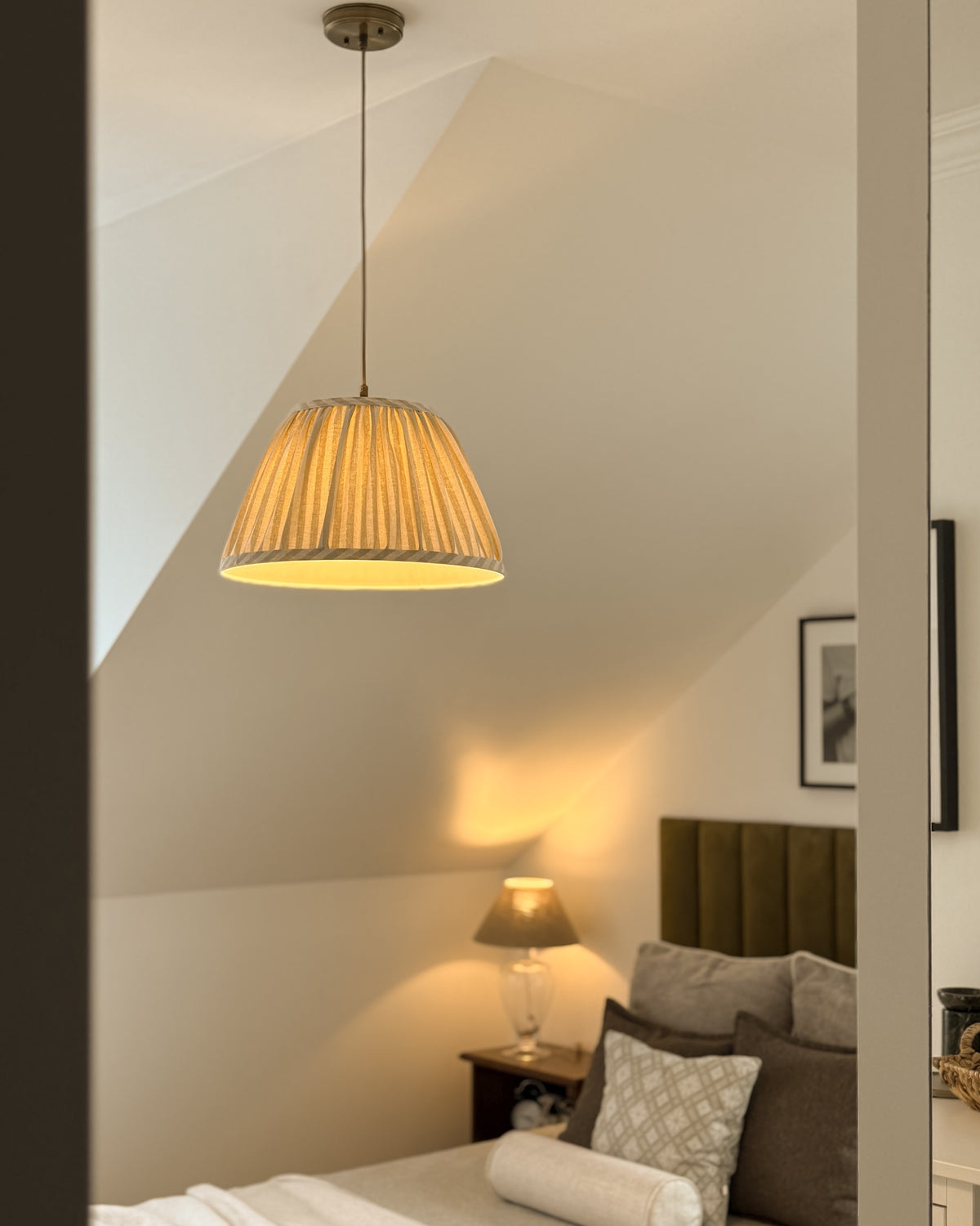 Sand Stożek – lampa wisząca z marszczonym abażurem w paski Ø40