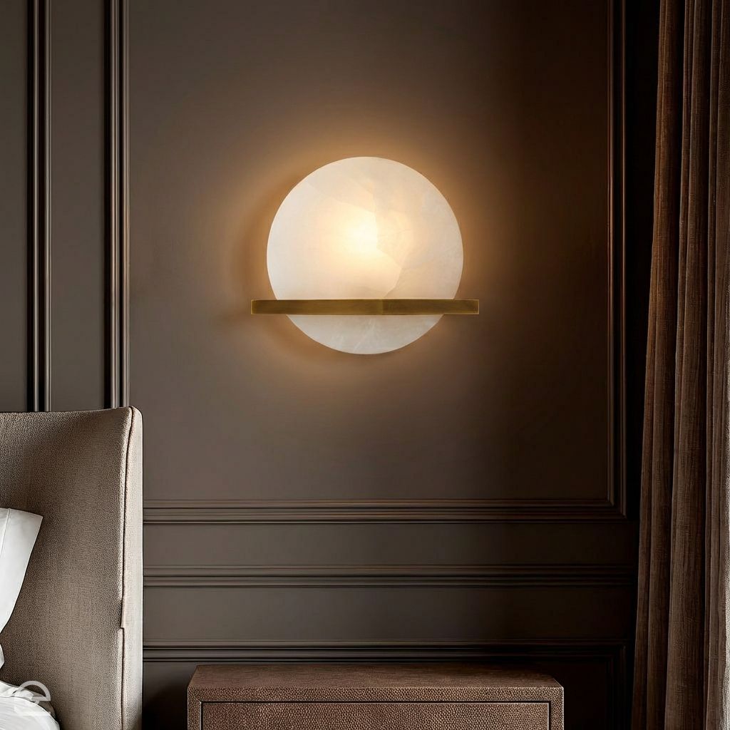 Savion – kinkiet z białym onyksem i mosiądzem, antyczny mosiądz