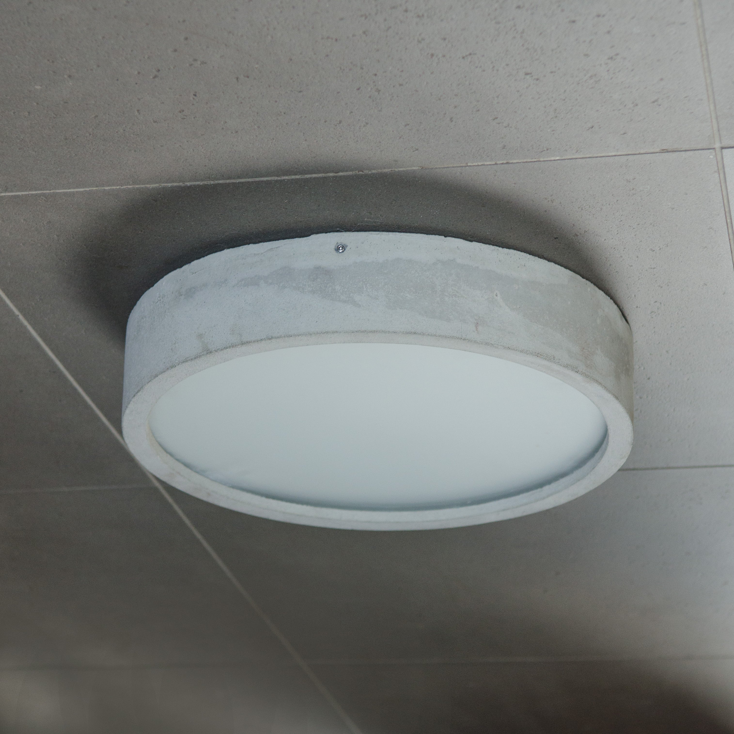 Sufitowa lampa betonowa LED - plafoniera 36cm (18W lub 24W) do salonu kuchni (Plan 36) Loftlight