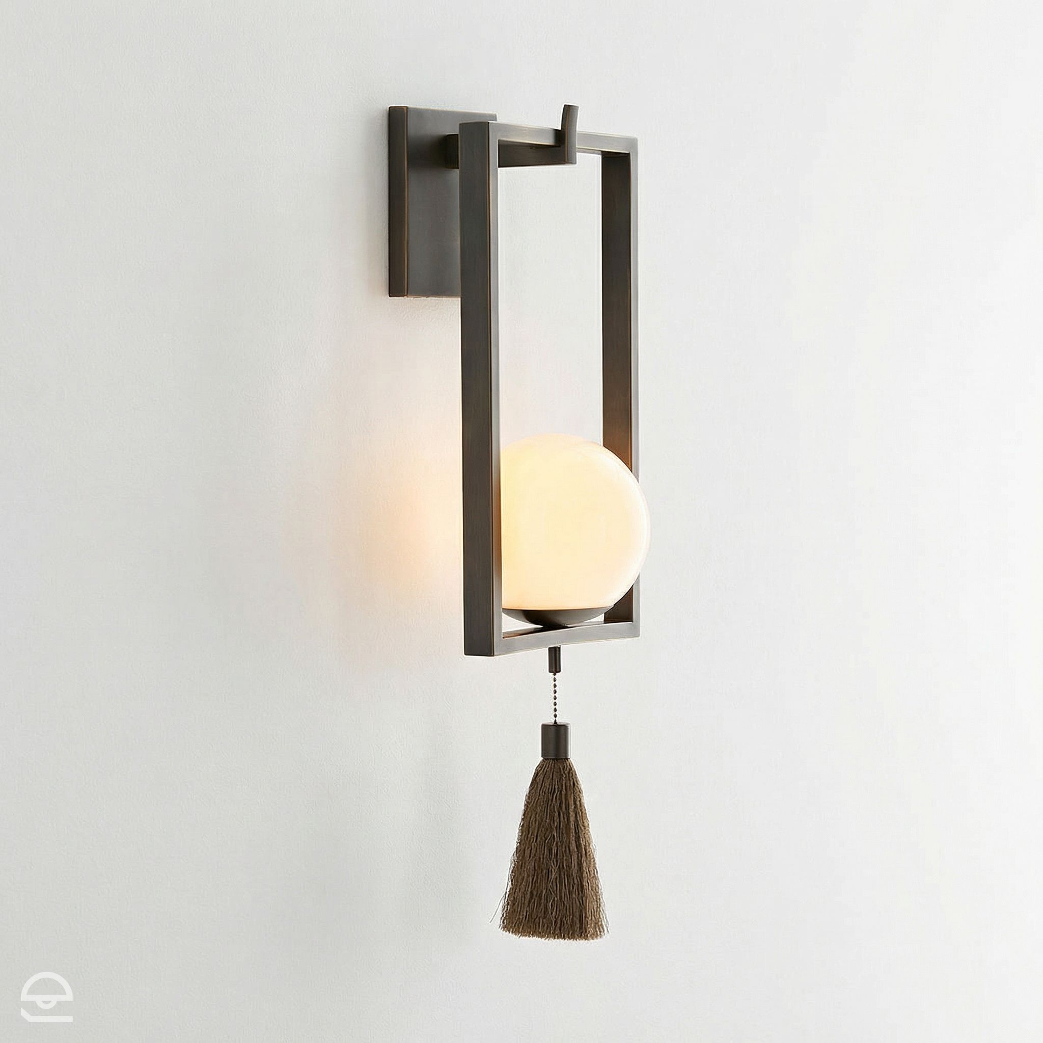 Trapeze Brown – kinkiet z opalową kulą i ciemnym frędzlem