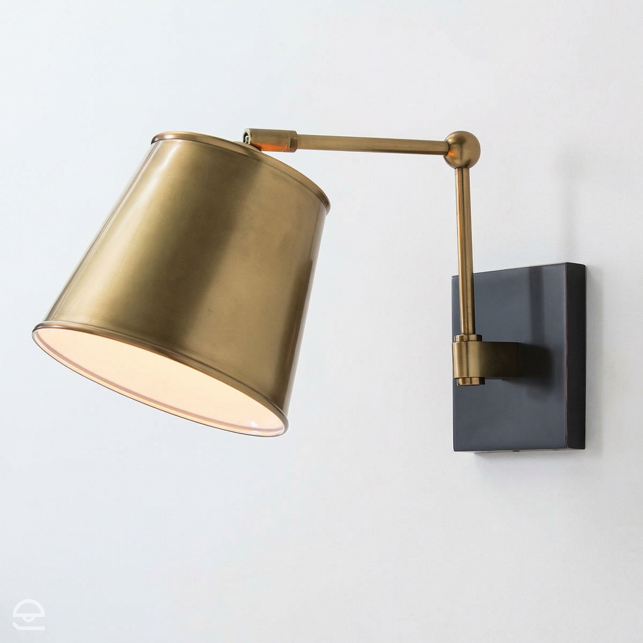 Watson – kinkiet z regulowanym ramieniem i mosiężnym kloszem