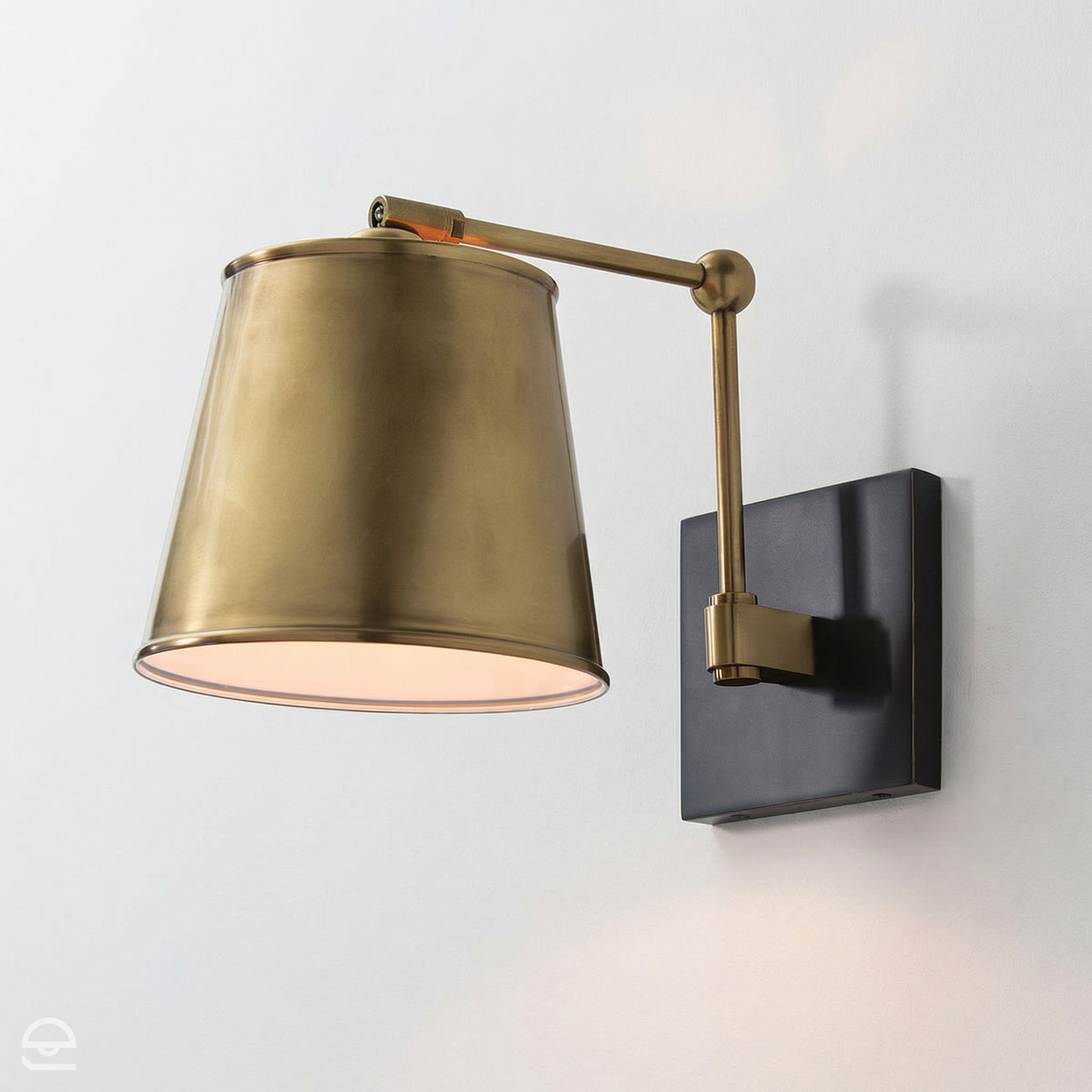 Watson – kinkiet z regulowanym ramieniem i mosiężnym kloszem