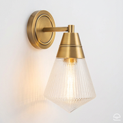 Willard – kinkiet z pryzmatycznym szkłem i wykończeniem vintage mosiądz