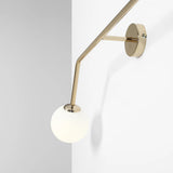 Złota lampa do salonu, mleczne kule na rurce (poziomy kinkiet 2xE14) Aldex (Pure) 1064D30