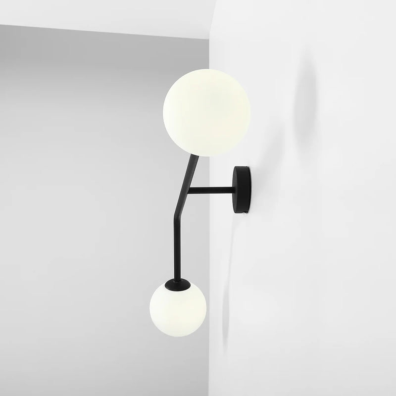 Czarna lampa do salonu, mleczne kule na rurce (poziomy kinkiet 2xE14) Aldex (Pure) 1064D1