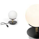 Premium mosiężna lampa stołowa z włącznikiem Plaat ST - świecąca kula, z czarnym wykończeniem Ummo