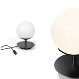 Minimalistyczna lampa stołowa do salonu i przedpokoju z włącznikiem - Plaat ST kula Ummo